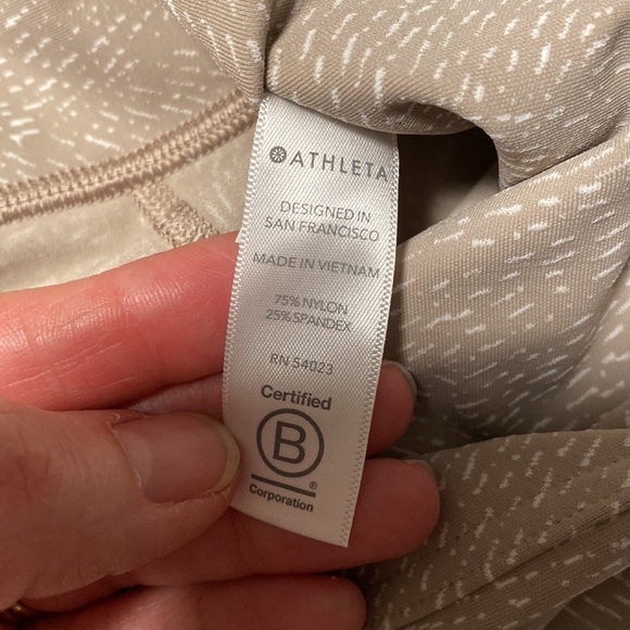 Washed but never worn- ladies Athleta Salutation Stash Pocket tight Size Large - Picture 8 of 8